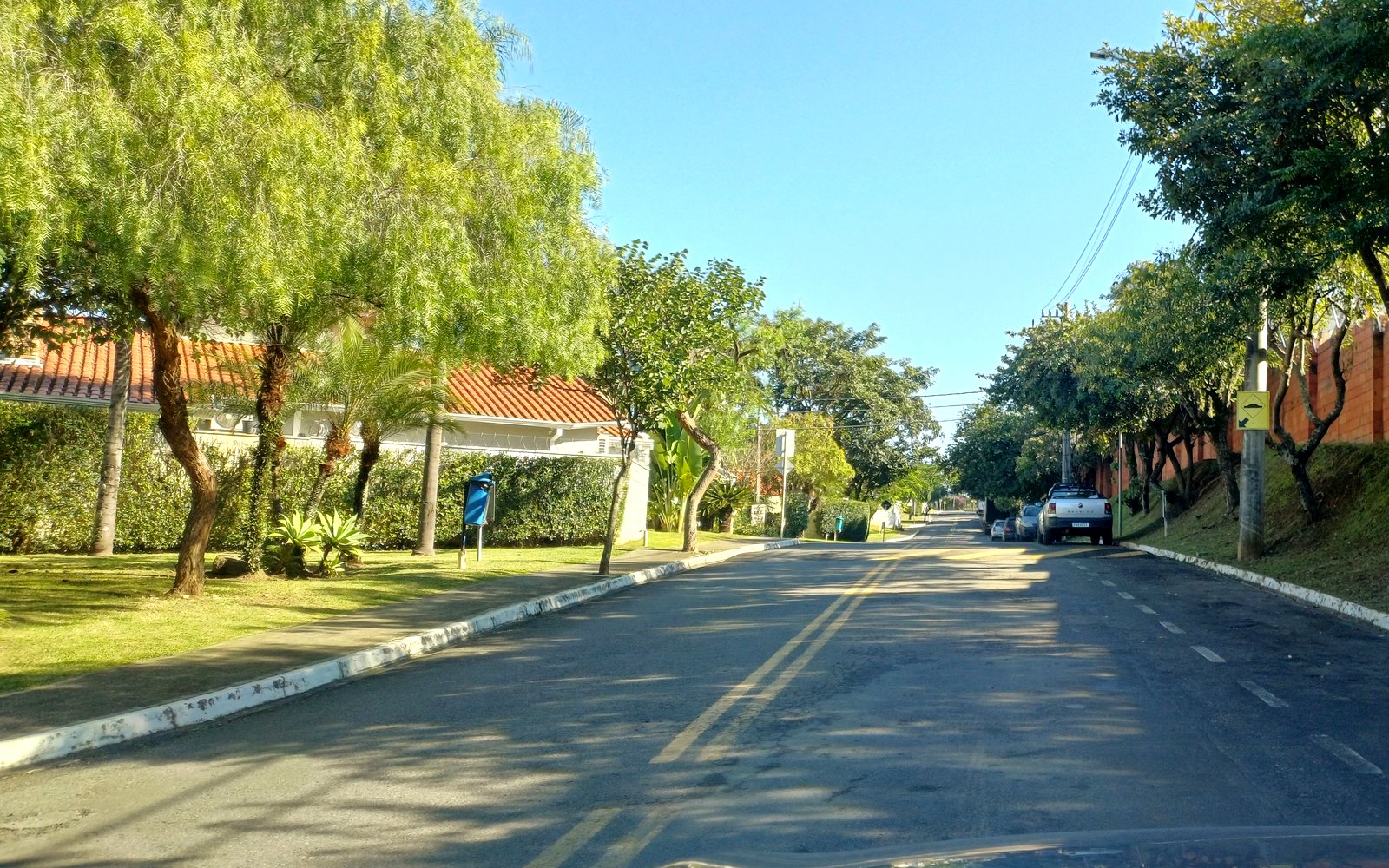 Avenida interna arborizada do Condomínio Moradas de Itaici