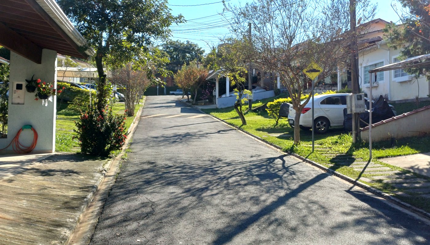 Rua interna arborizada do Moradas de Itaici